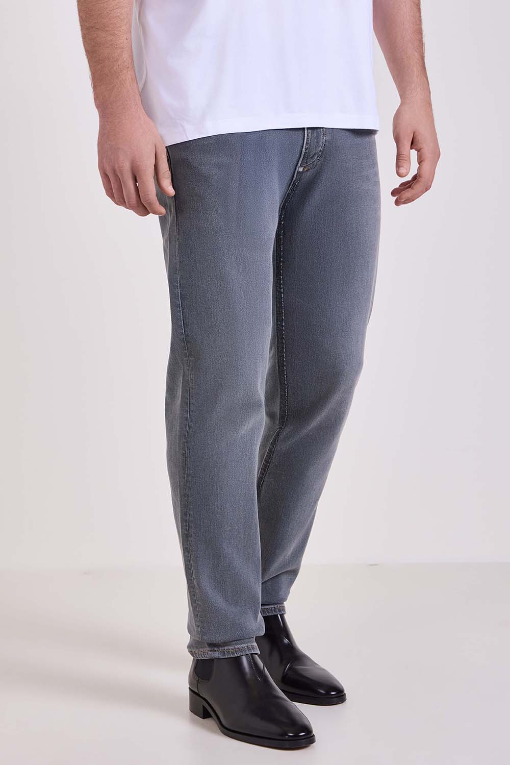 תמונת דוגמן קידמית של מכנסי ג'ינס סלים