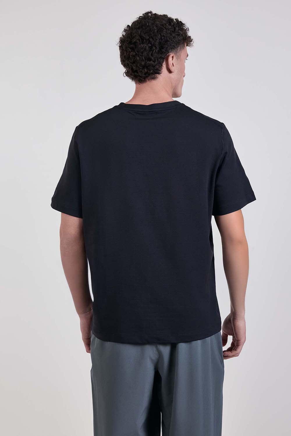 תמונת דוגמן אחורית של Mesh Soft Jersey Short-Sleeve Shirt