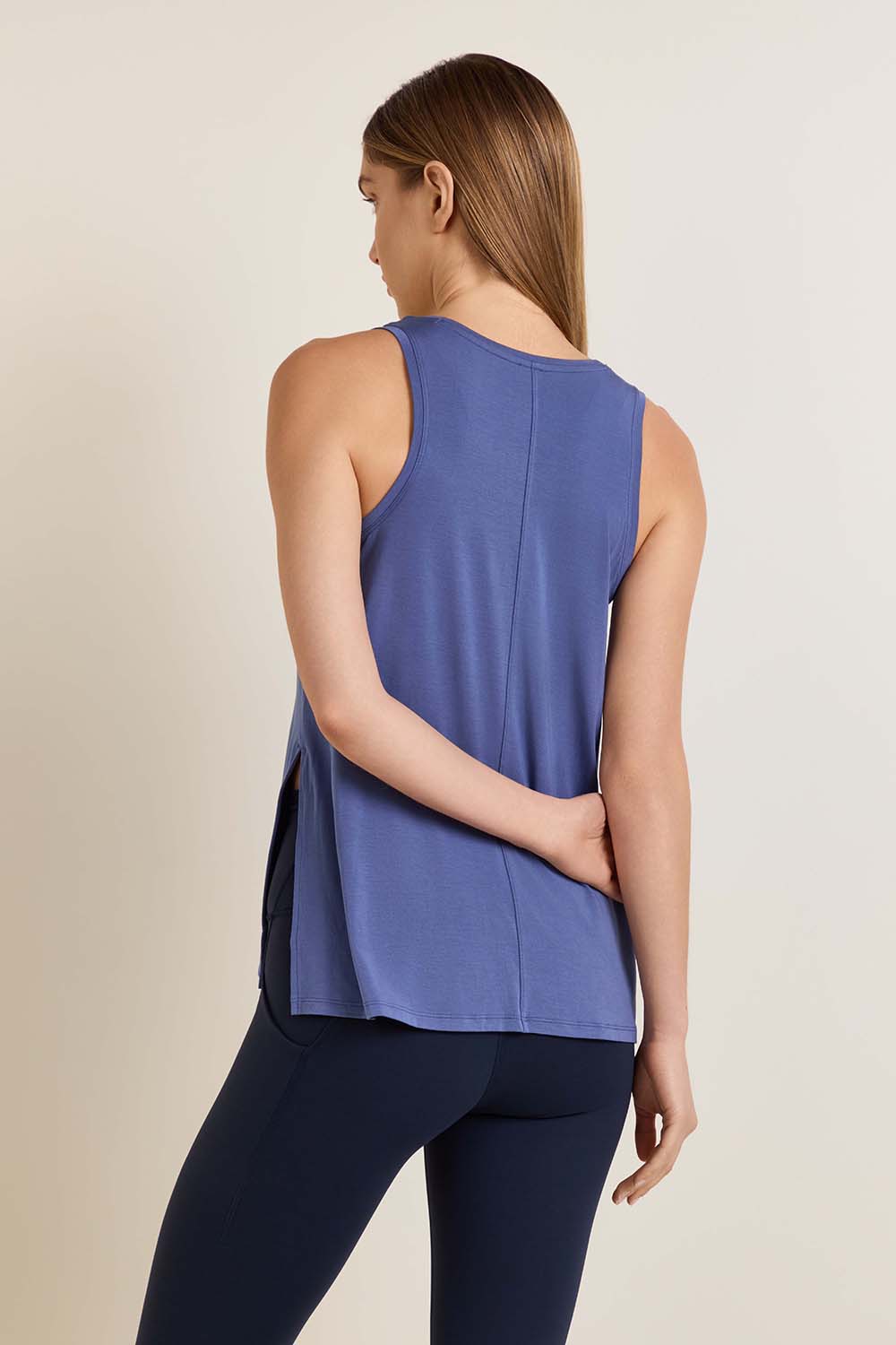 תמונת דוגמן אחורית של SilkAppeal Side-Slit Tank Top