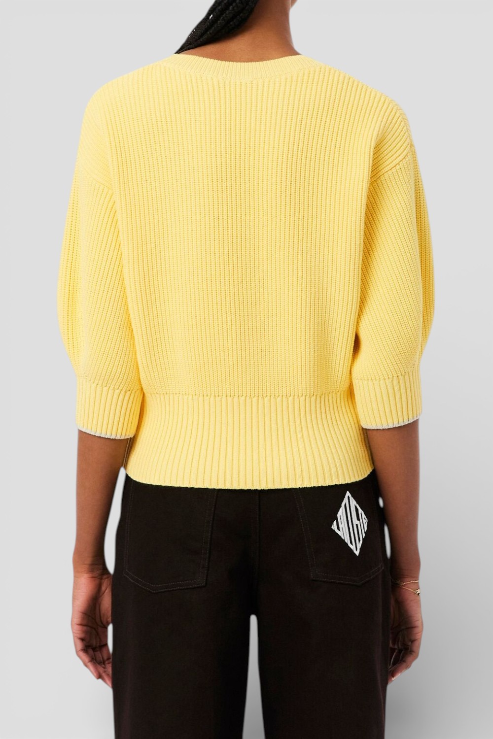 תמונת דוגמן אחורית של סריג בגזרה משוחררת