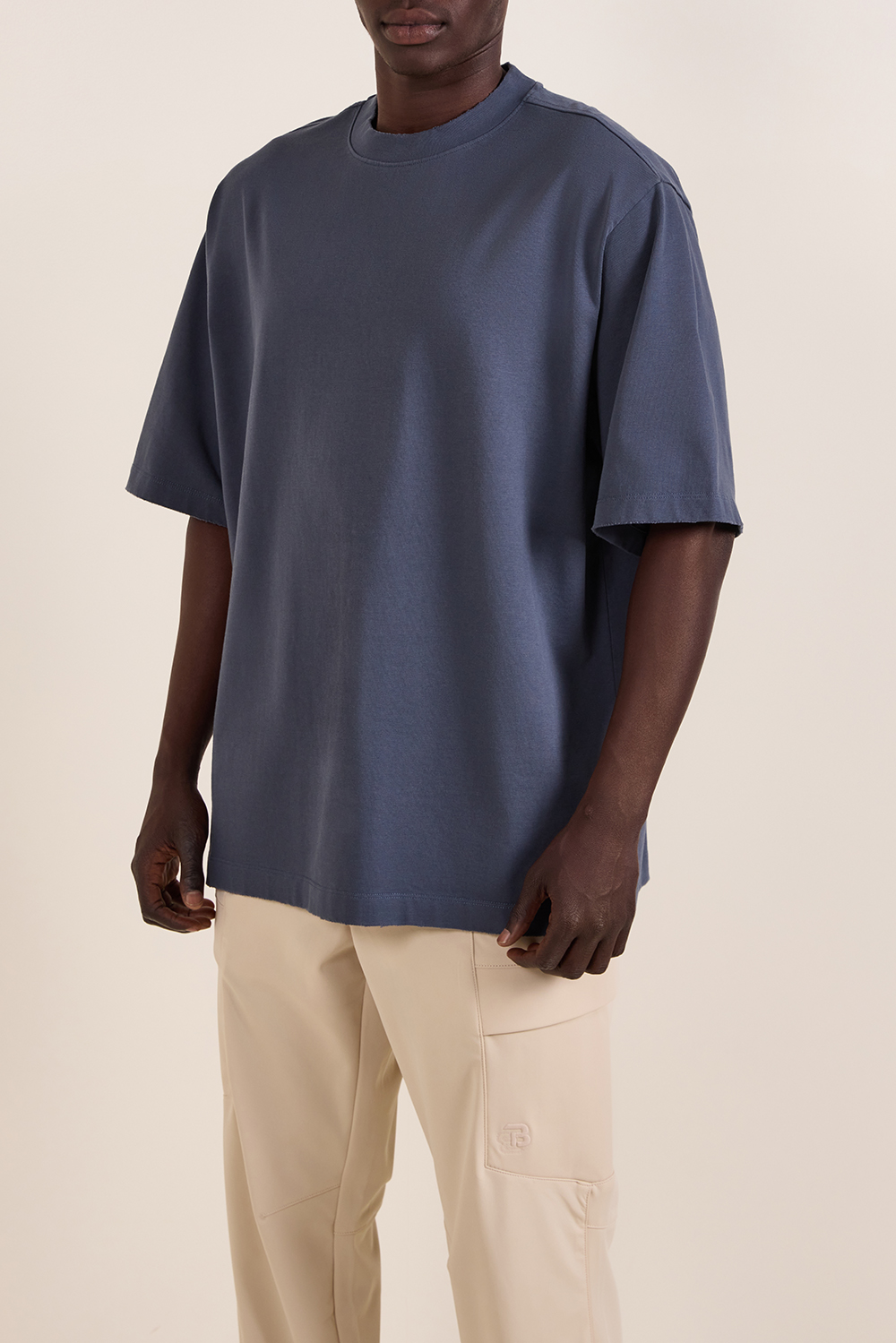 תמונת דוגמן קידמית של חולצת טי אוברסייז