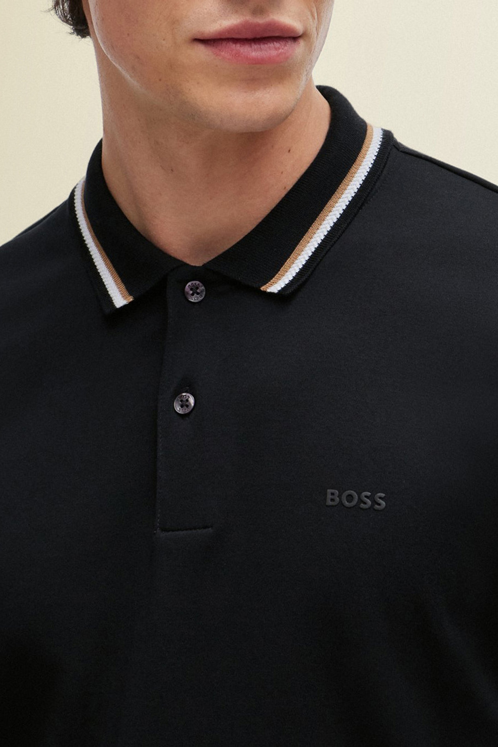 תמונת תקריב דוגמן של חולצת פולו סלים פיט