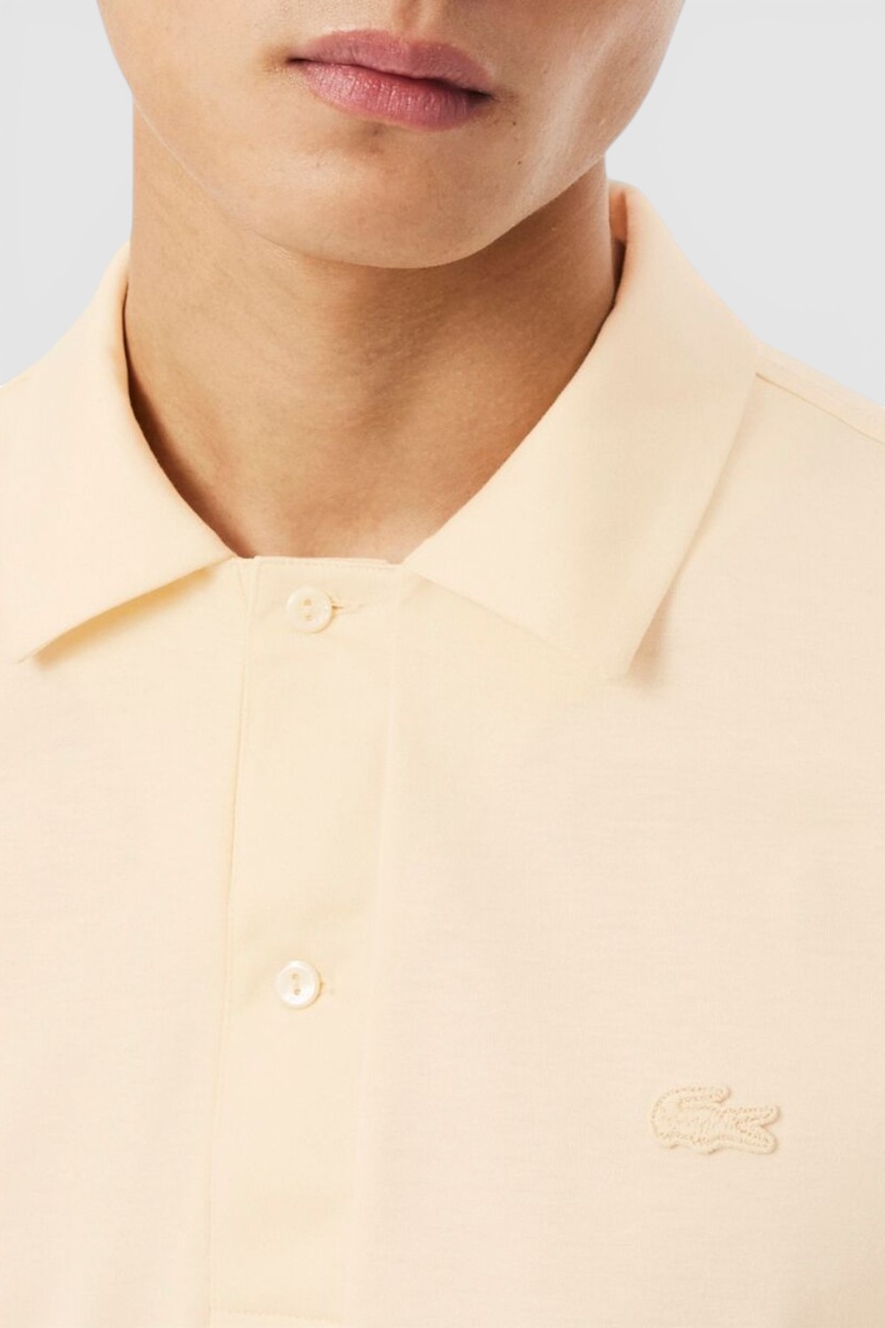 תמונת תקריב דוגמן של חולצת פולו