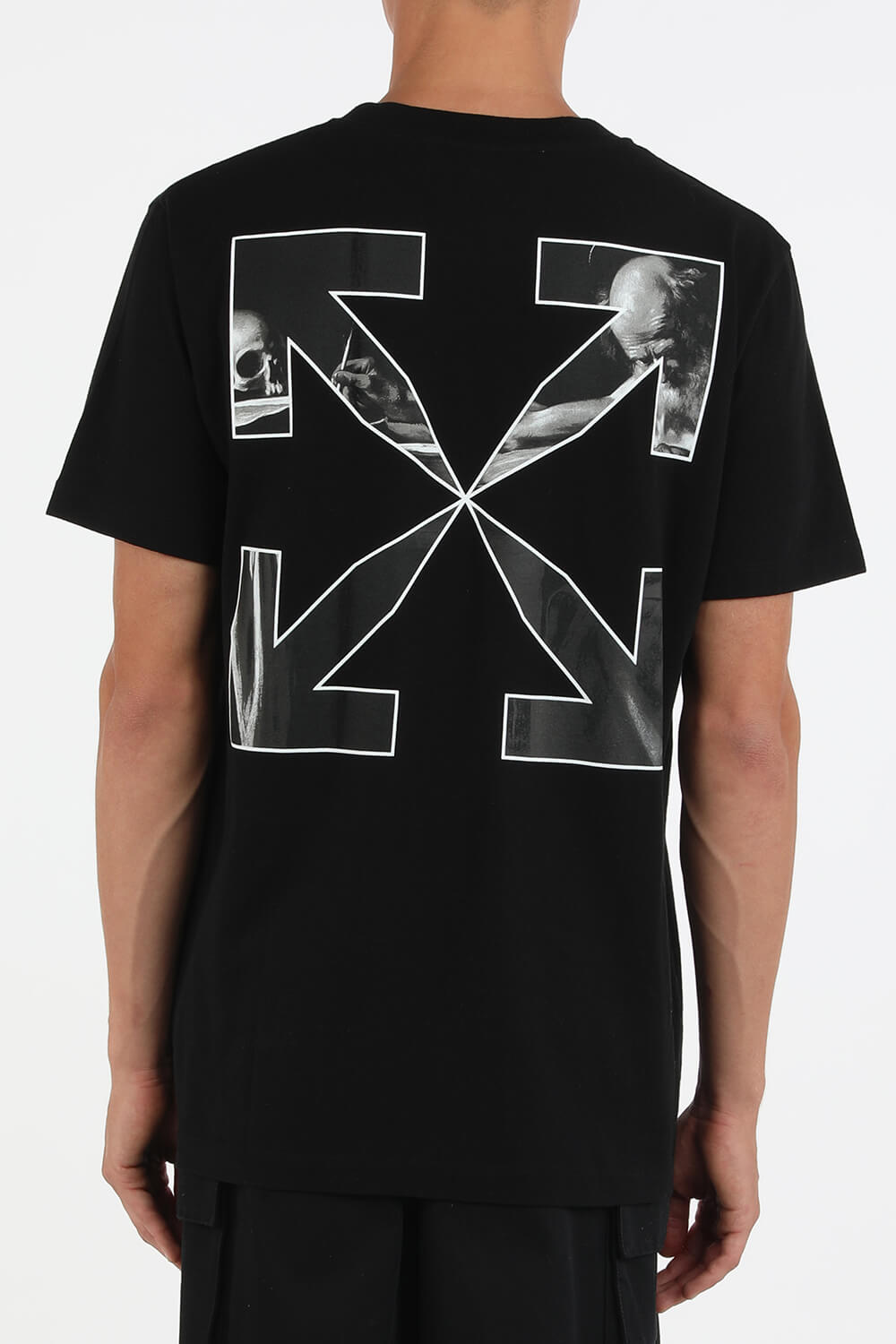 תמונת דוגמן אחורית של חולצת לוגו חיצים בשחור