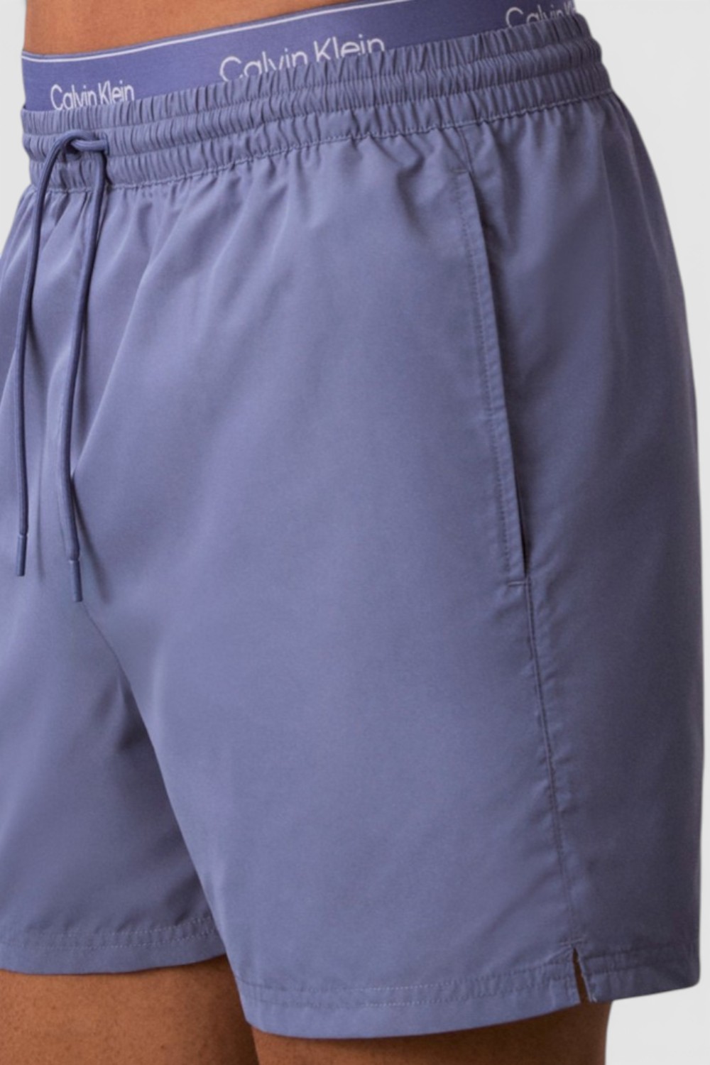 תמונת תקריב דוגמן של מכנסי בגד ים