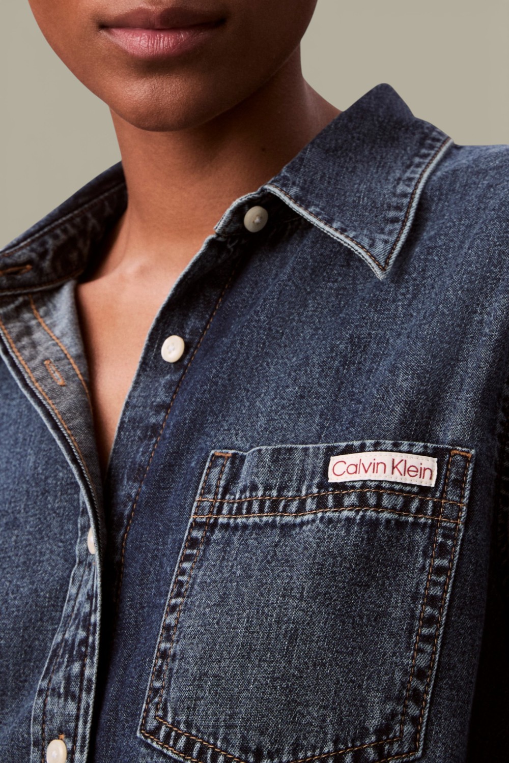 תמונת תקריב דוגמן של חולצת ג'ינס מכופתרת