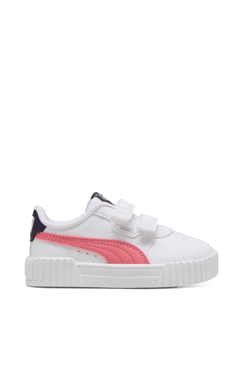 תמונה קידמית של נעלי סניקרס