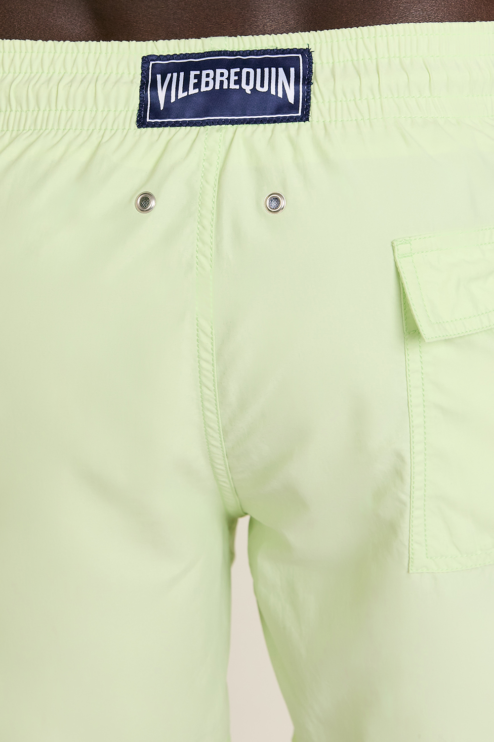 תמונת תקריב דוגמן של מכנסי בגד ים מוריאה