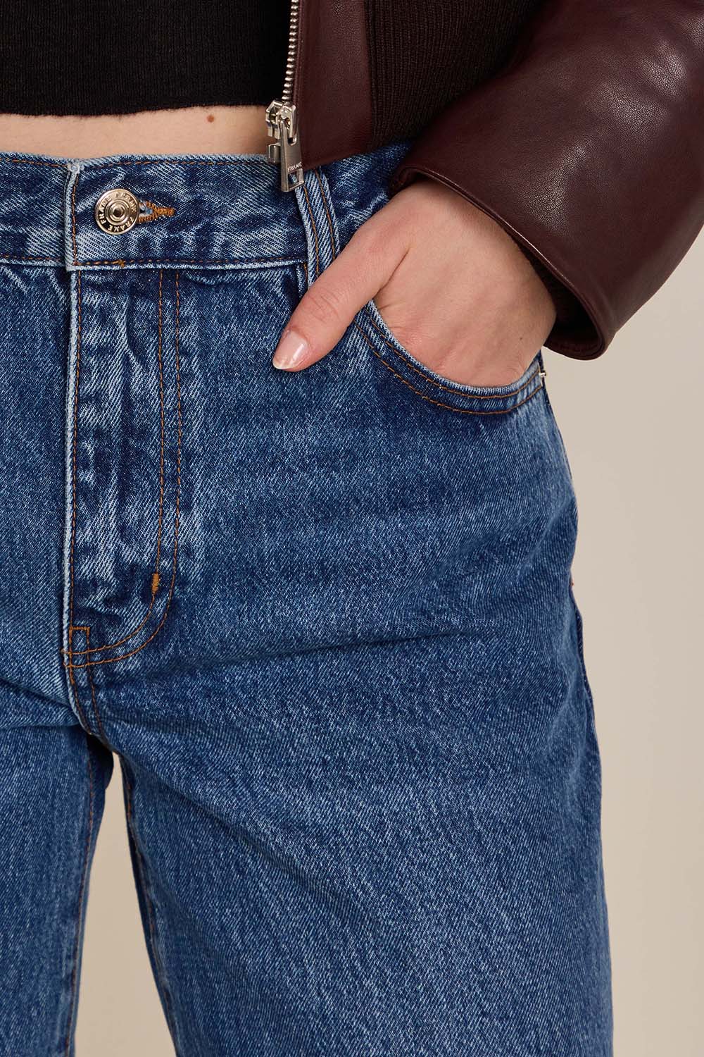 תמונת תקריב דוגמן של מכנסי ג'ינס