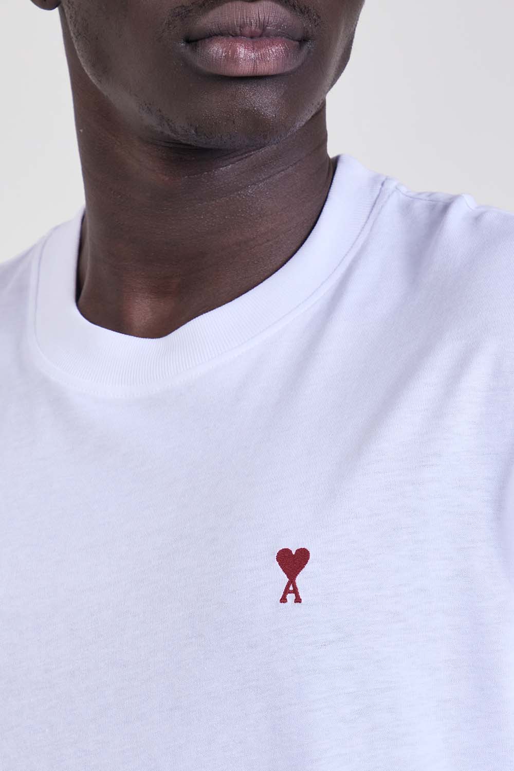 תמונת תקריב דוגמן של חולצת טי