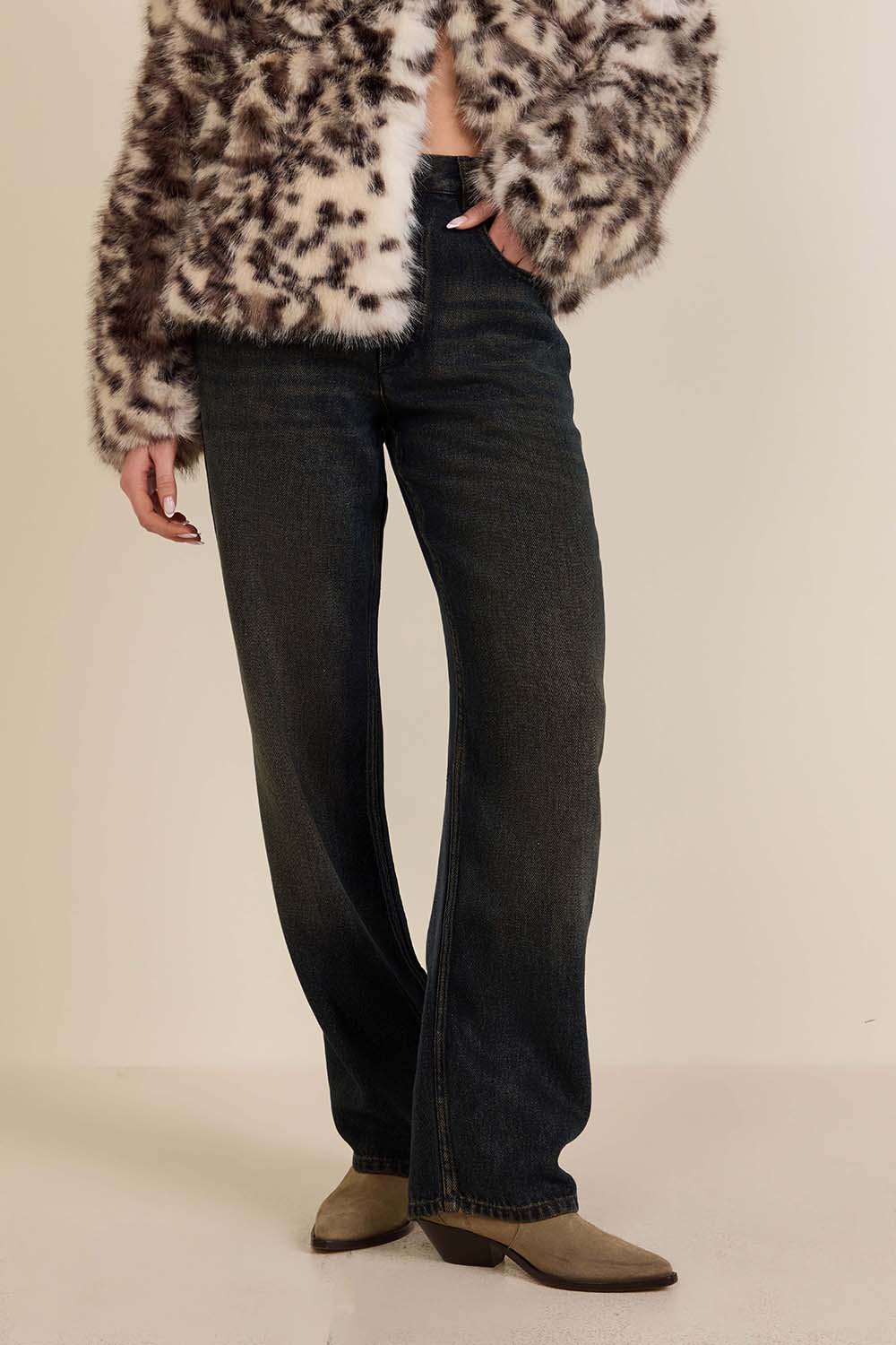 תמונת דוגמן קידמית של מכנסי ג'ינס בגזרה רחבה