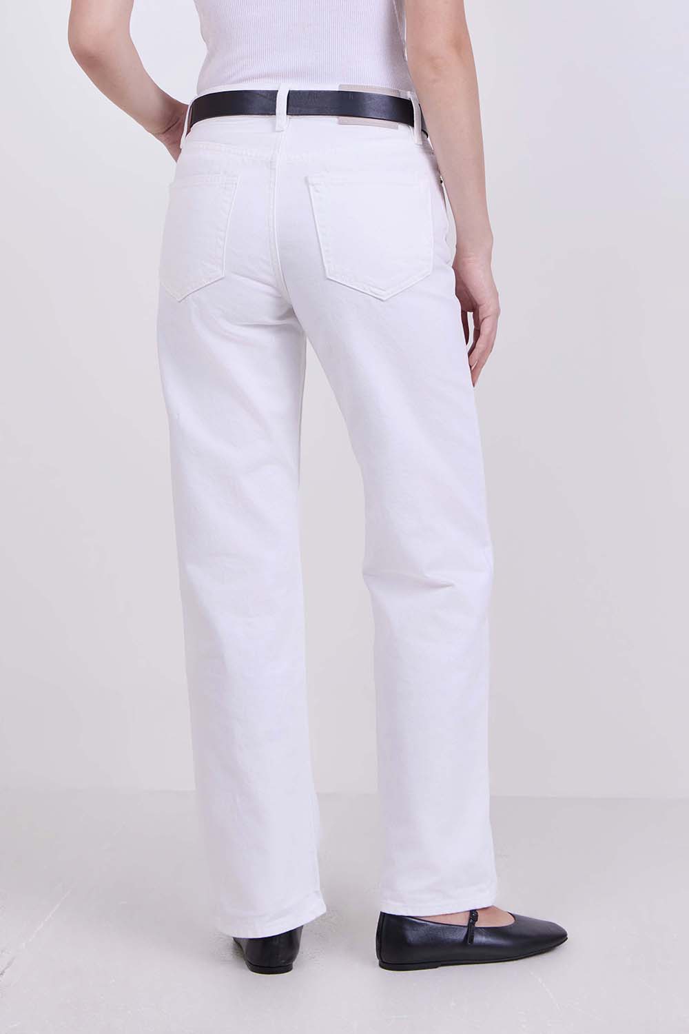 תמונת דוגמן אחורית של מכנסי ג'ינס בגזרה גבוהה וישרה