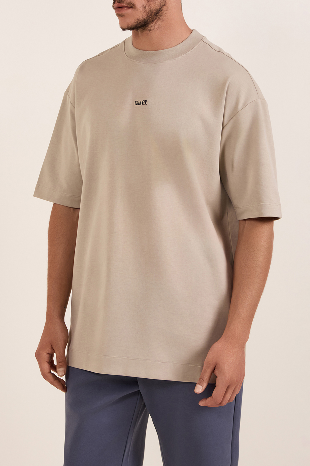 תמונת דוגמן קידמית של חולצת טי בגזרה משוחררת