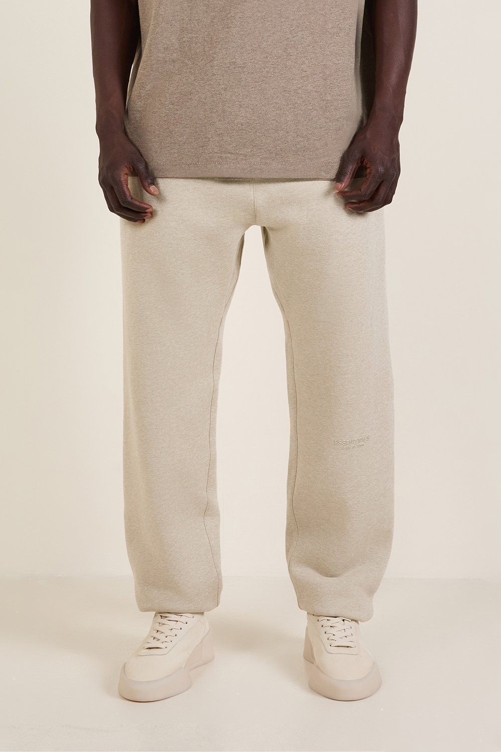 תמונת דוגמן קידמית של מכנסי ג'וג