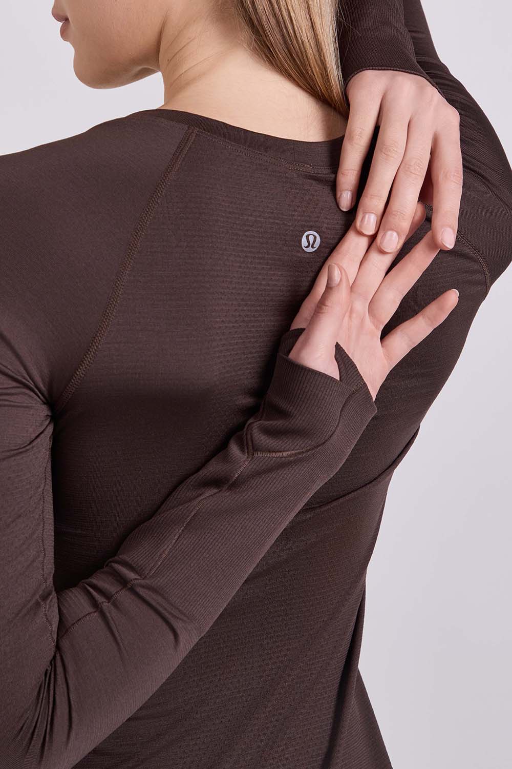 תמונת תקריב דוגמן של SWIFTLY TECH LONG SLEEVE 2.0 *RACE
