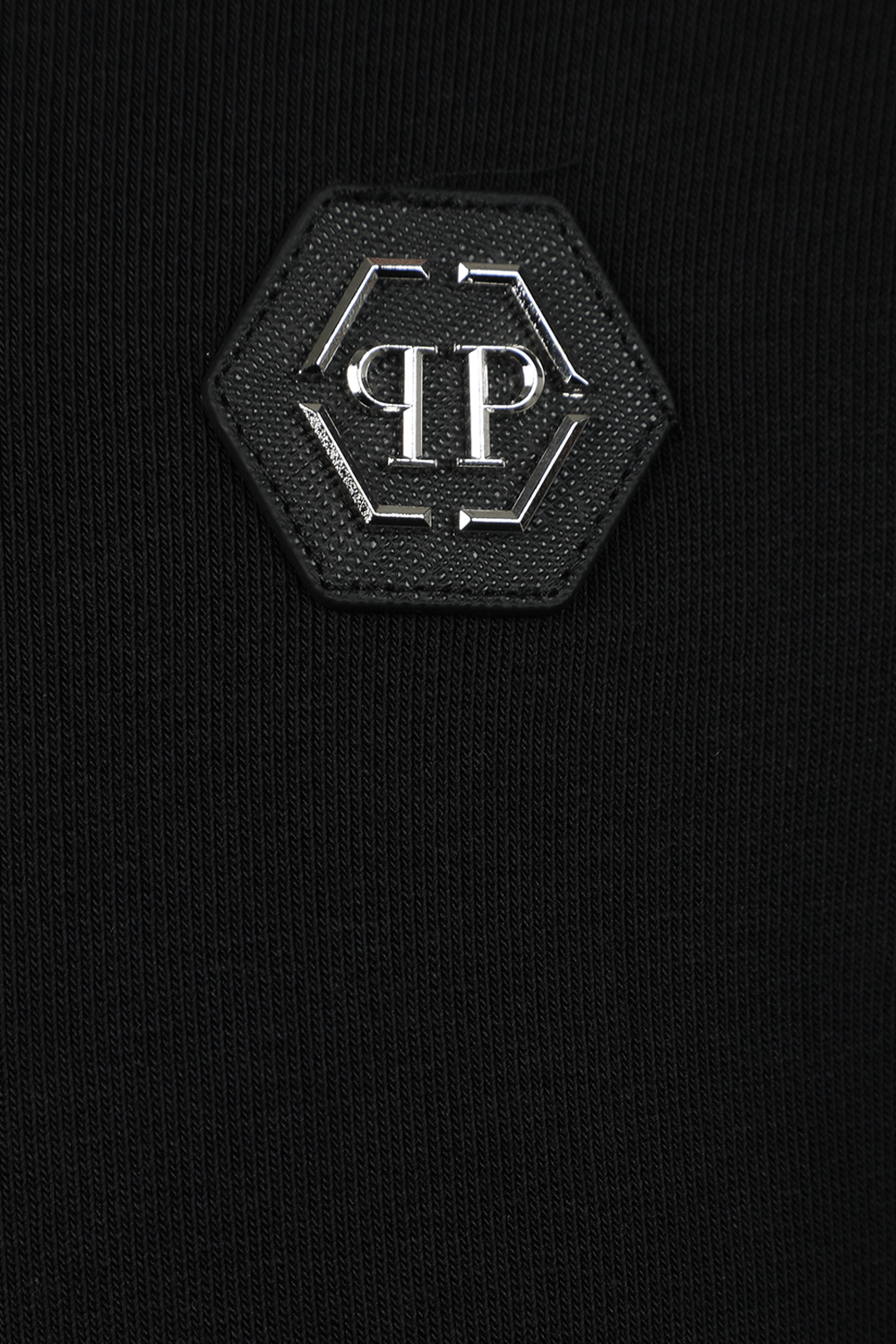 תמונה אחורית של סווטשירט שחור עם לוגו מטאלי