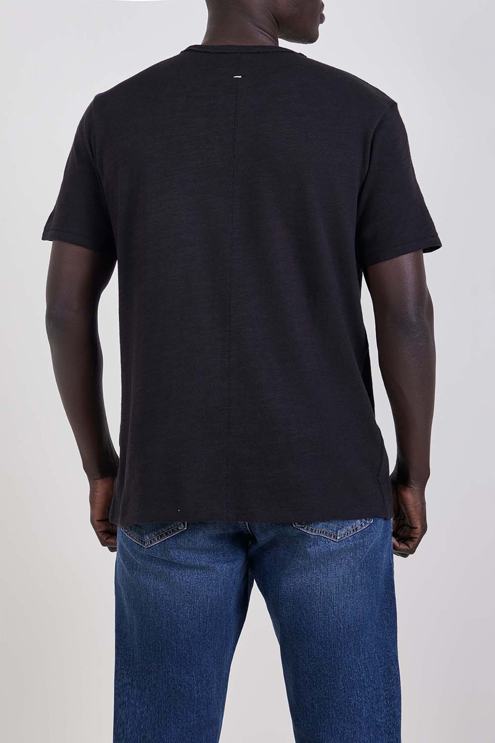 תמונת דוגמן אחורית של חולצת טי