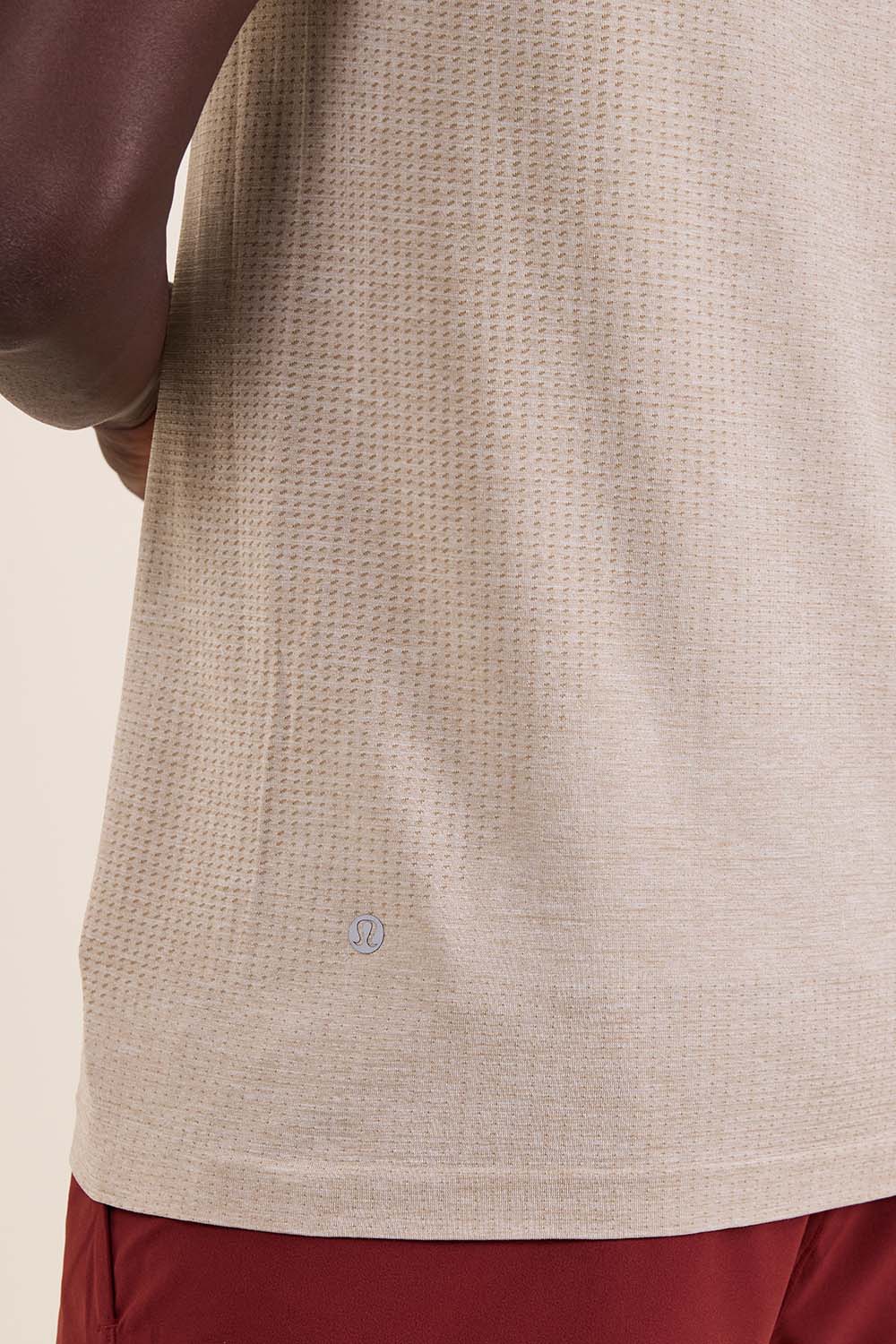 תמונת תקריב דוגמן של Metal Vent Tech Short Sleeve Shirt