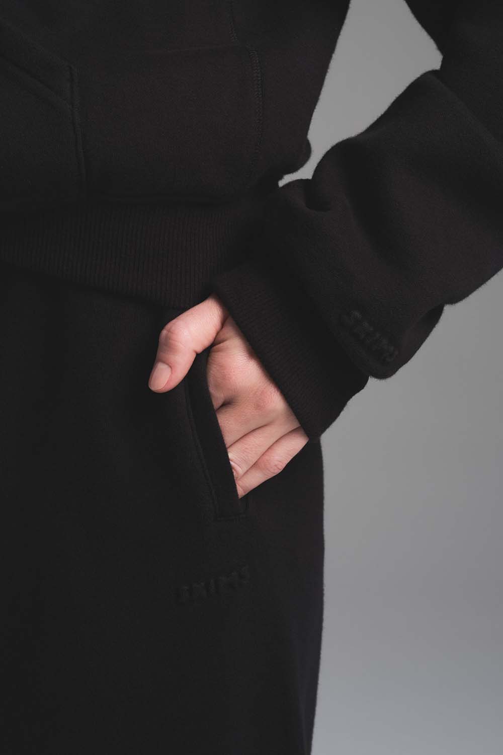 תמונת תקריב דוגמן של CLASSIC ZIP UP HOODIE