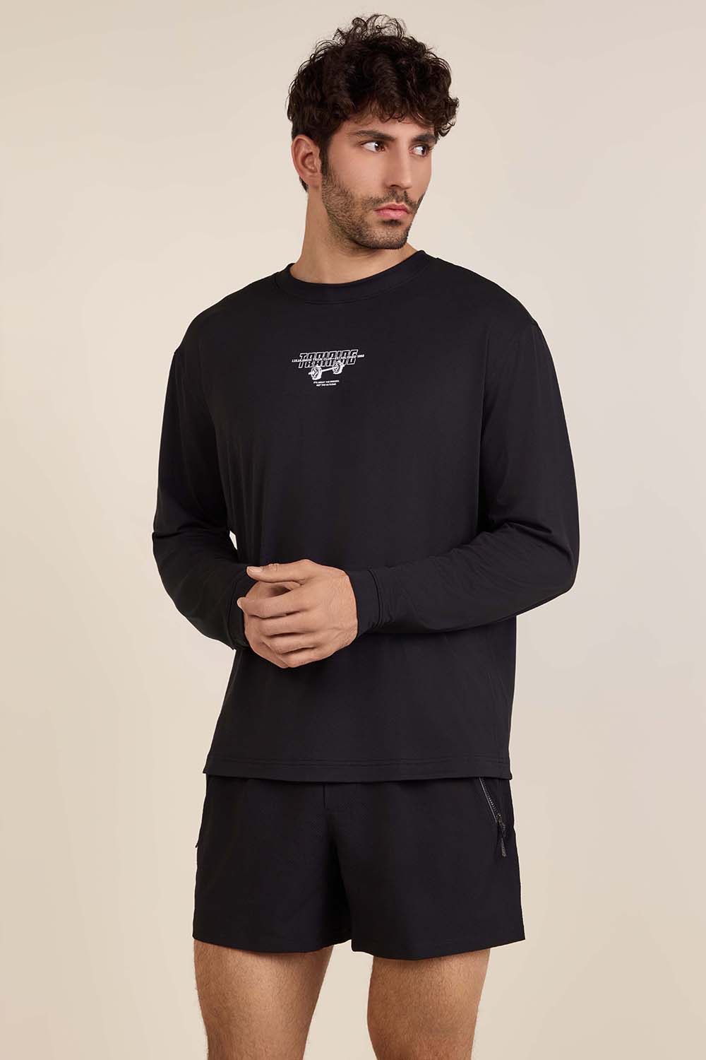 תמונת דוגמן קידמית של EasySet Training Long-Sleeve Shirt Graphic