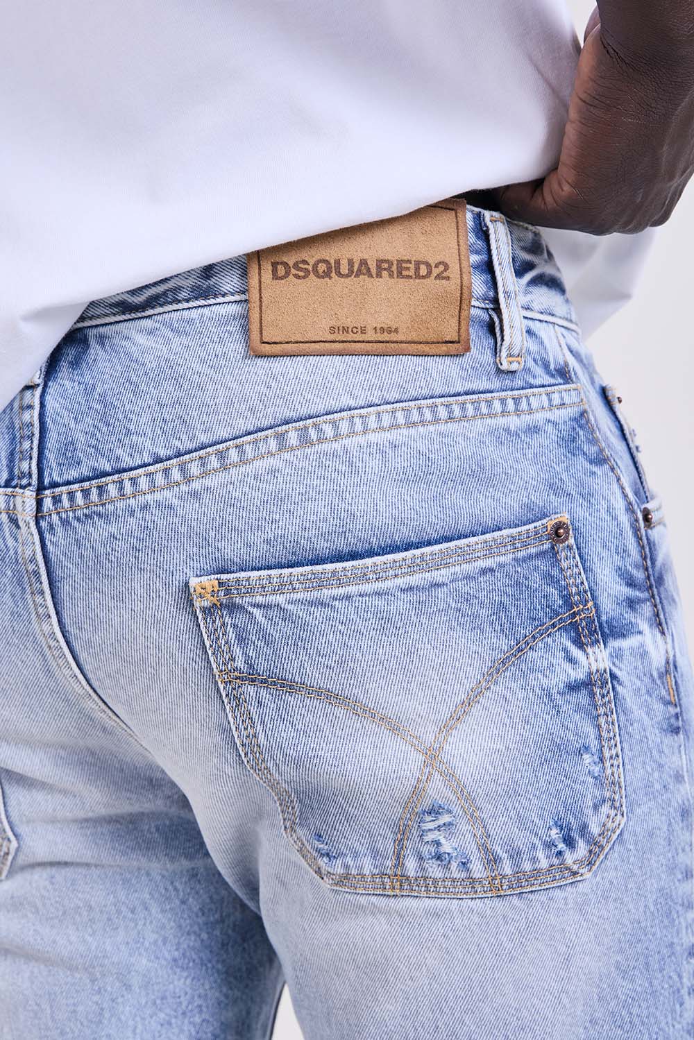 תמונת תקריב דוגמן של מכנסי ג'ינס בגזרת סלים