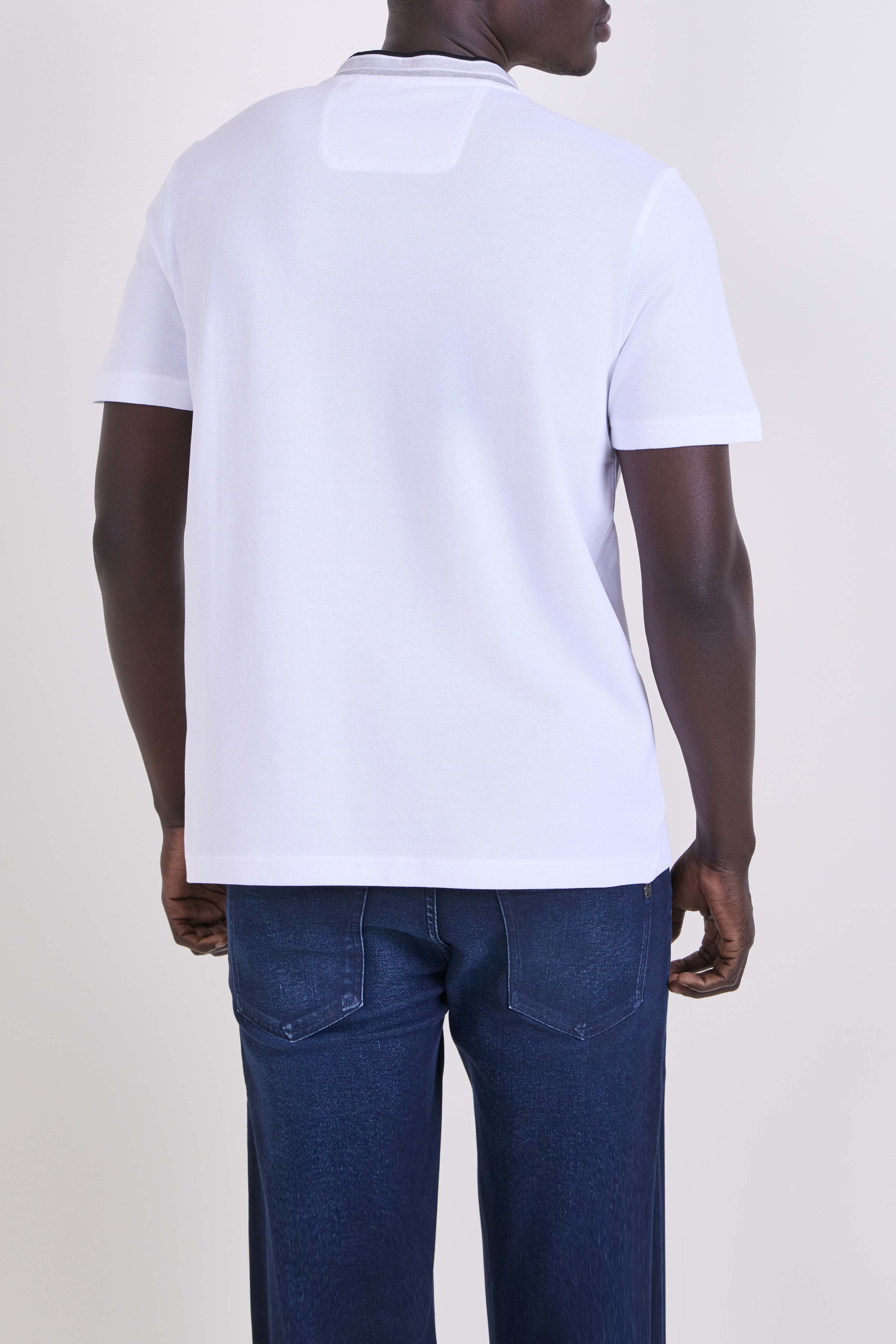 תמונת דוגמן אחורית של חולצת טי