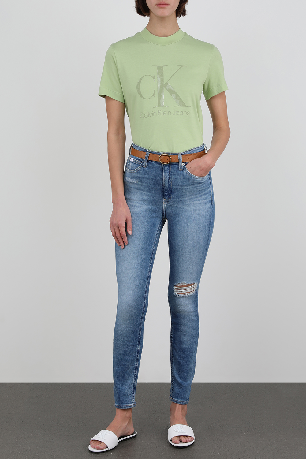 תמונת דוגמן קידמית של חגורת עור חומה עם אבזם עגול מוזהב