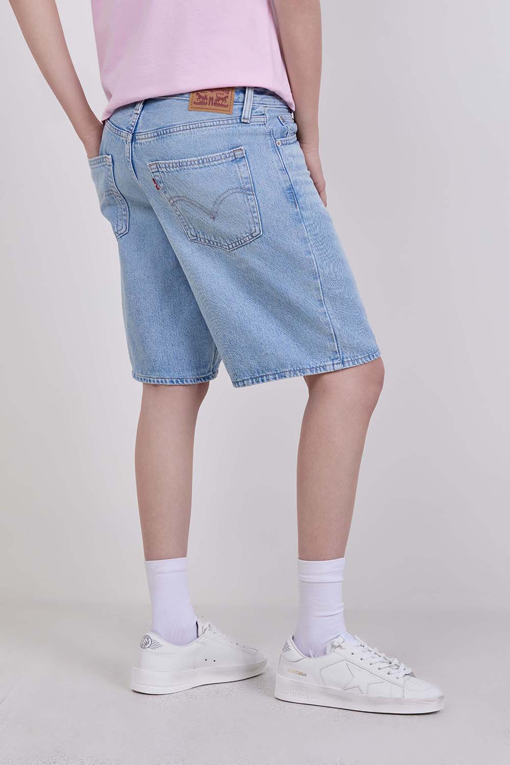 תמונת דוגמן אחורית של מכנסי ג'ינס קצרים