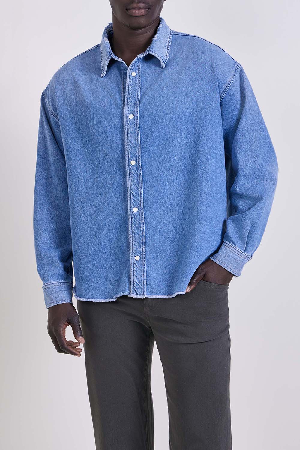 תמונת דוגמן קידמית של חולצת ג'ינס