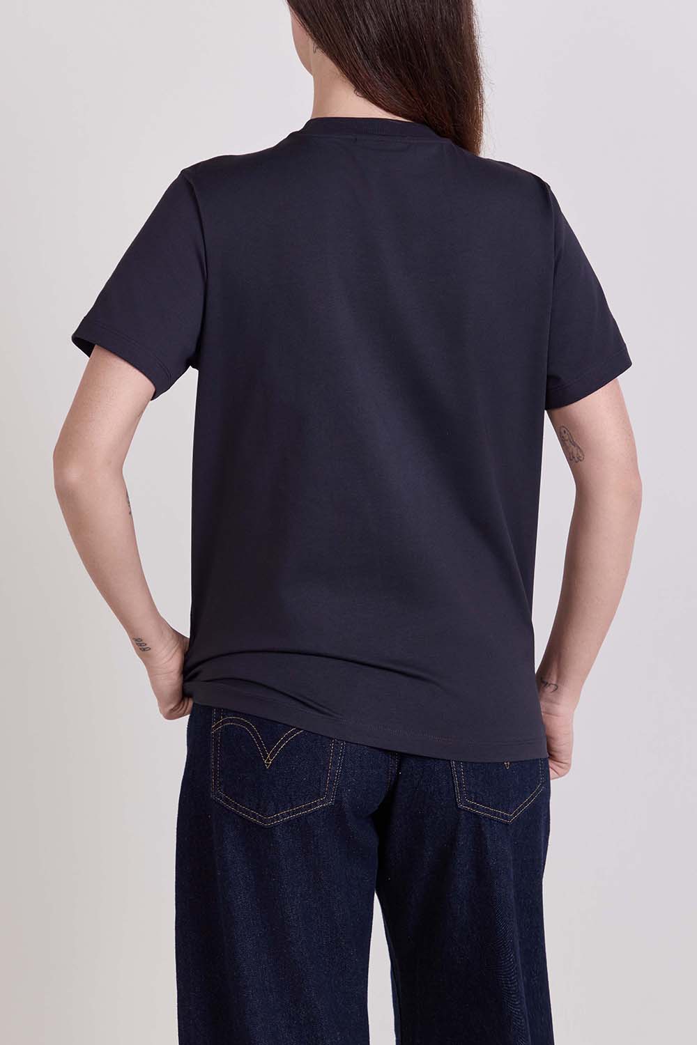 תמונת דוגמן אחורית של חולצת טי