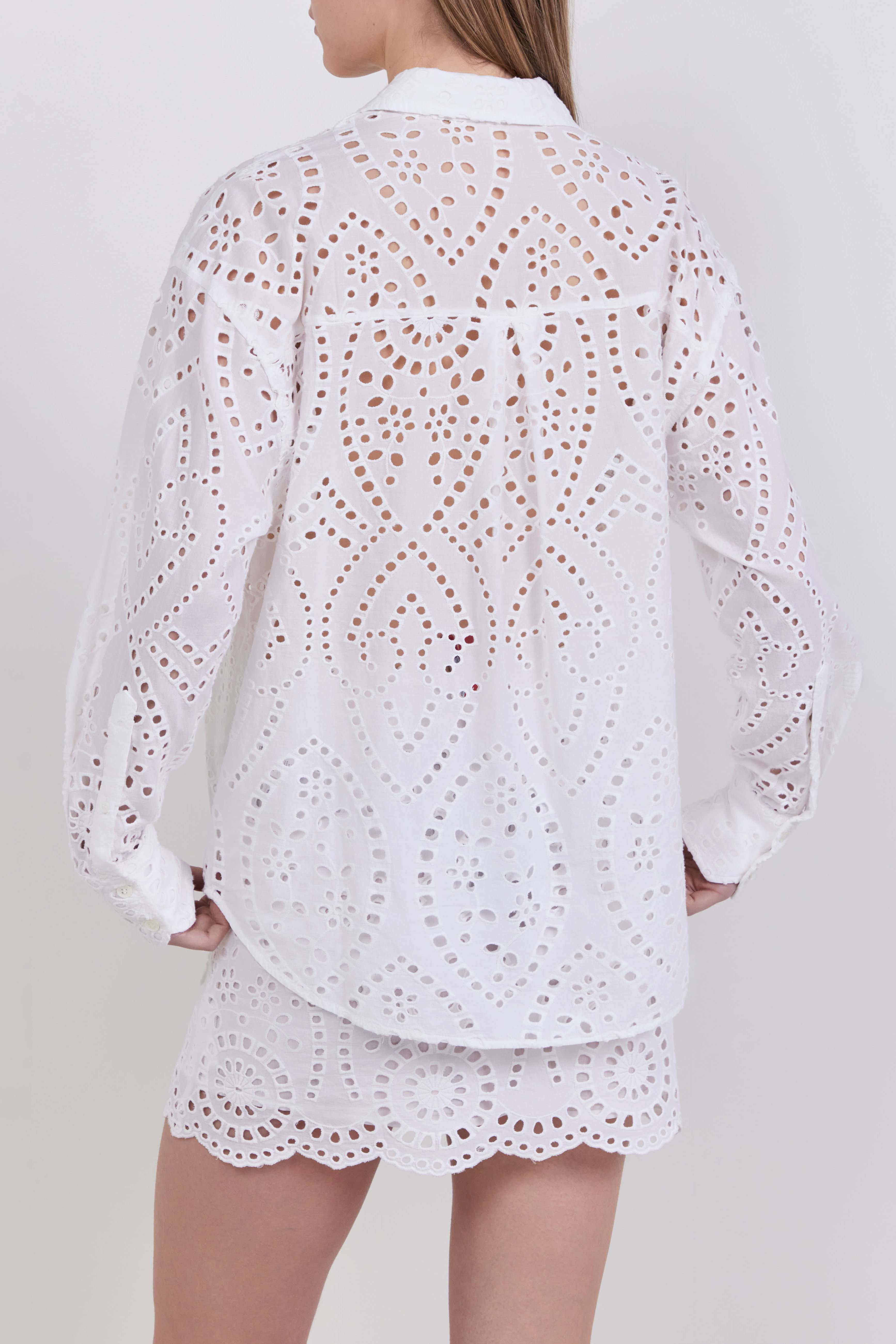 תמונת דוגמן אחורית של חולצה מכופתרת אוברסייז