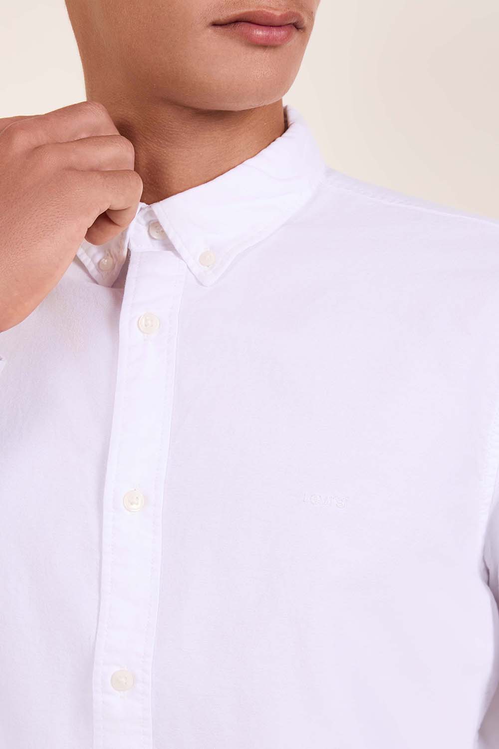 תמונת תקריב דוגמן של חולצת כפתורים