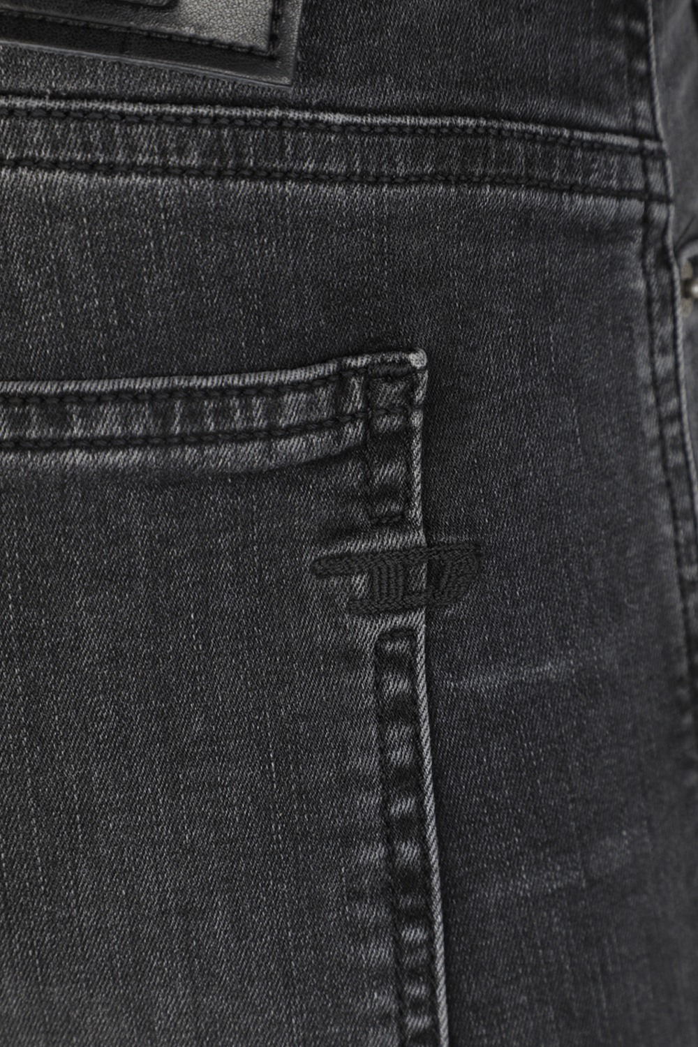 תמונה אחורית של מכנסי סקיני ג'ינס בשטיפה כהה