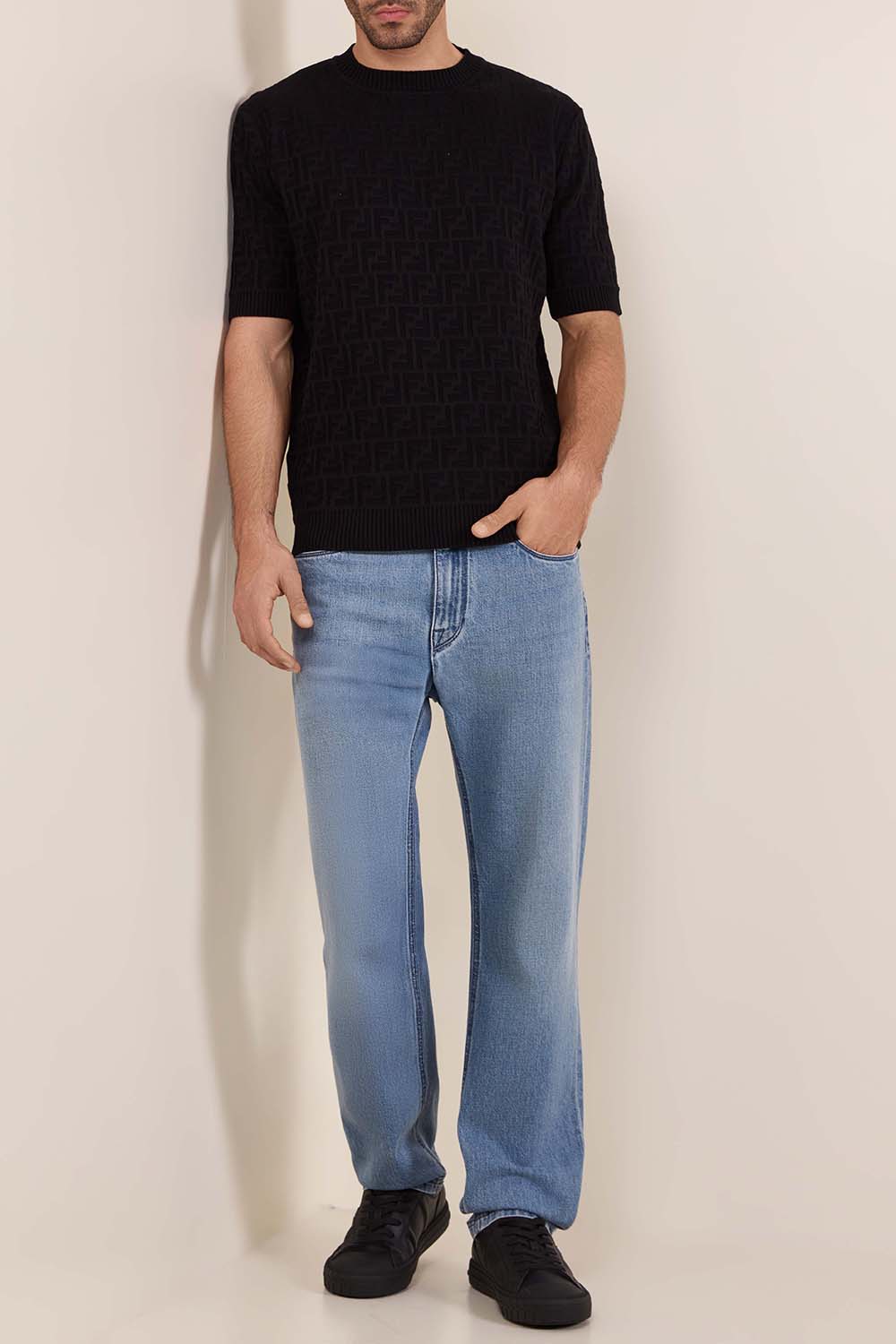 תמונת דוגמן קידמית של נעלי סניקרס