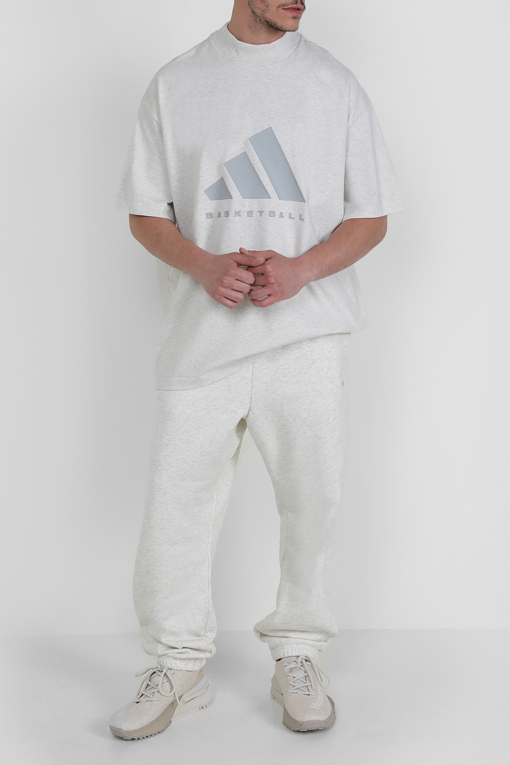 תמונת דוגמן קידמית של נעלי סניקרס אם אן די