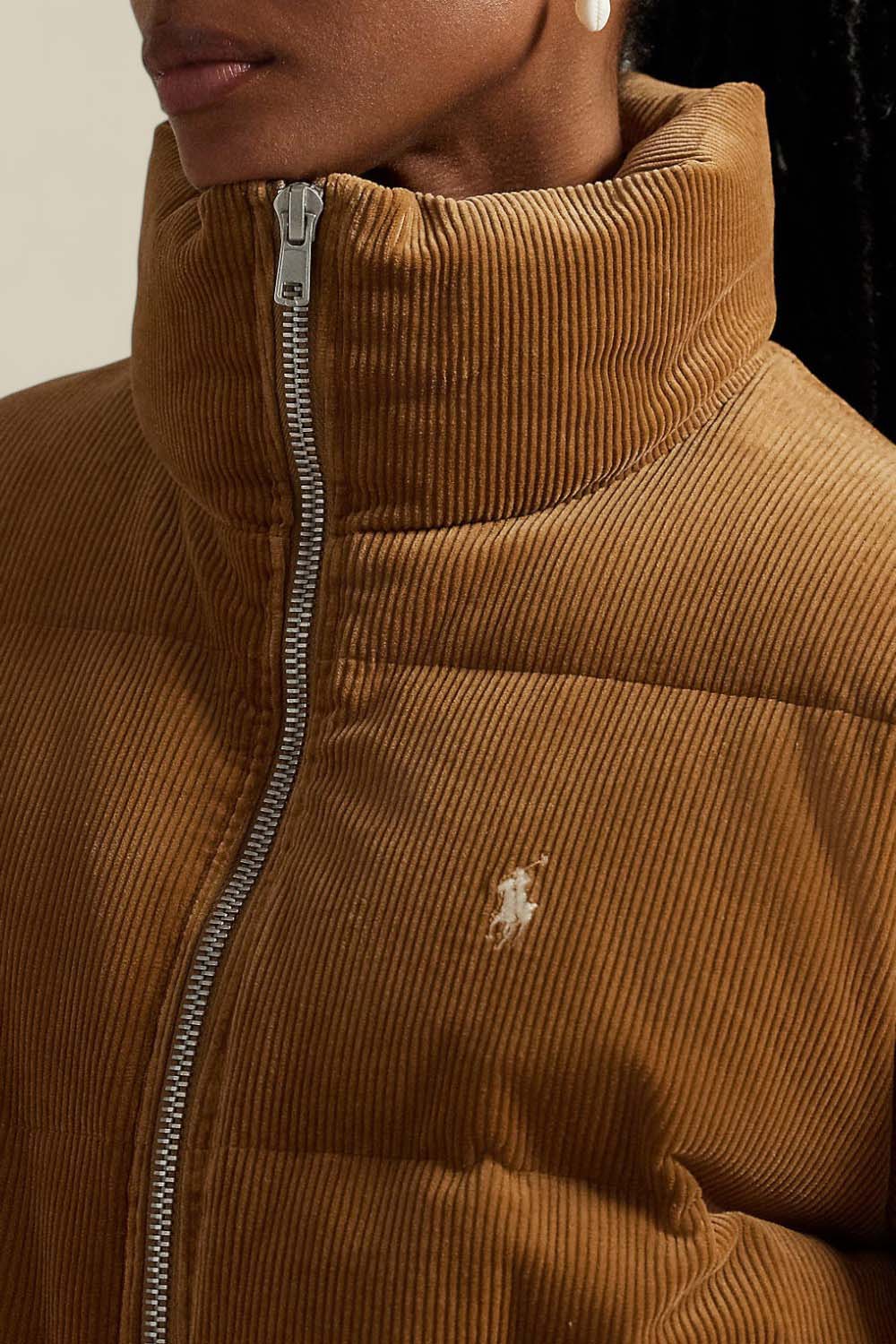 תמונת תקריב דוגמן של מעיל פוך קורדרוי