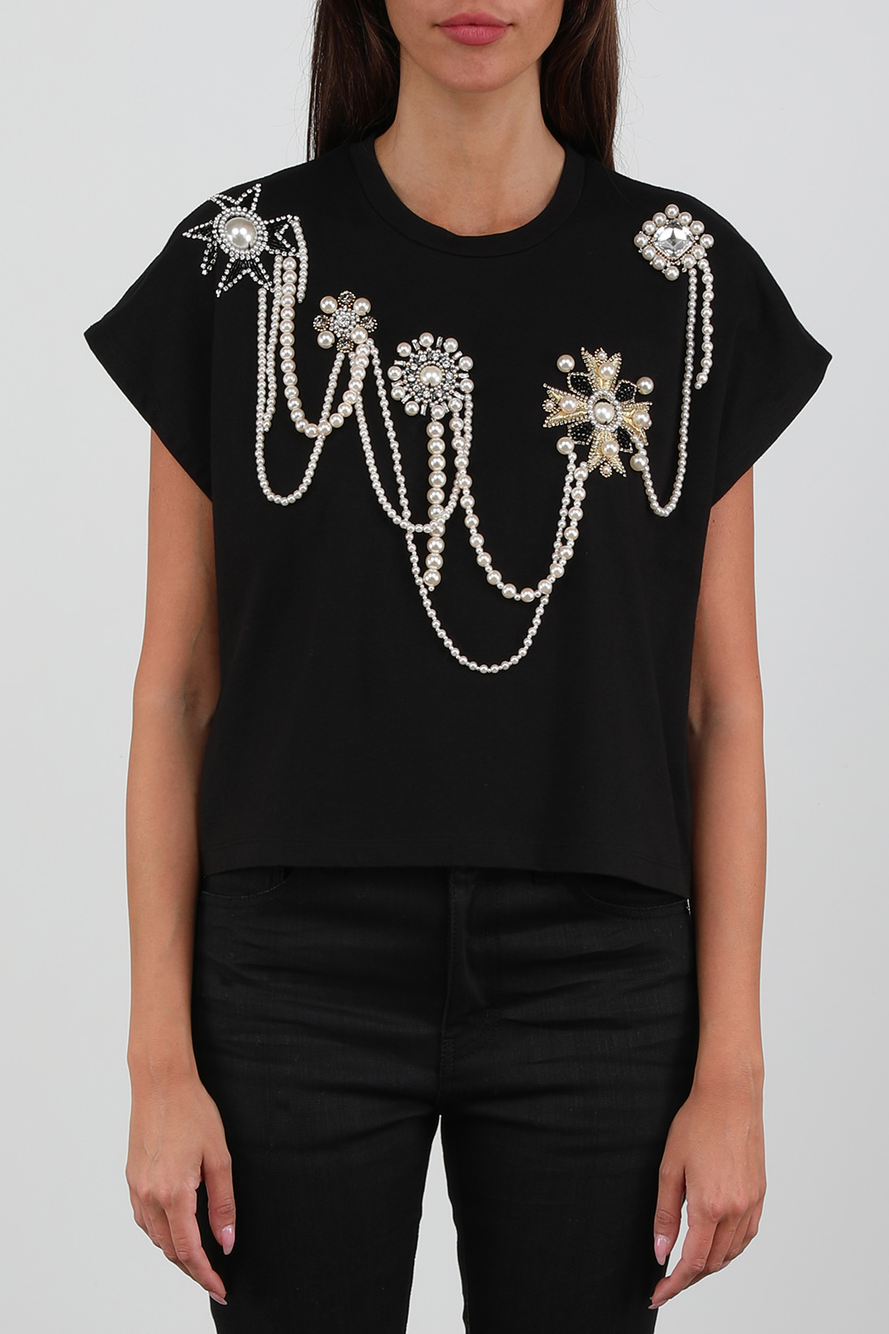 תמונת דוגמן קידמית של חולצת טי קרופ עם שרשראות וסיכות פנינים