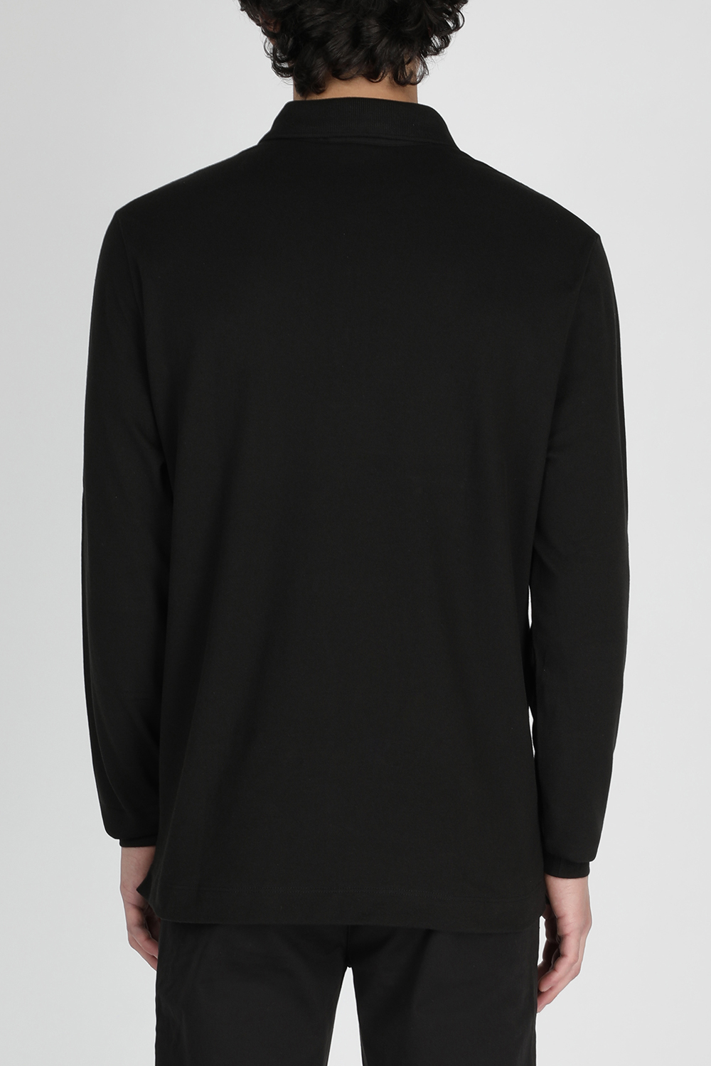 תמונת דוגמן אחורית של חולצת פולו שחורה ארוכה עם לוגו