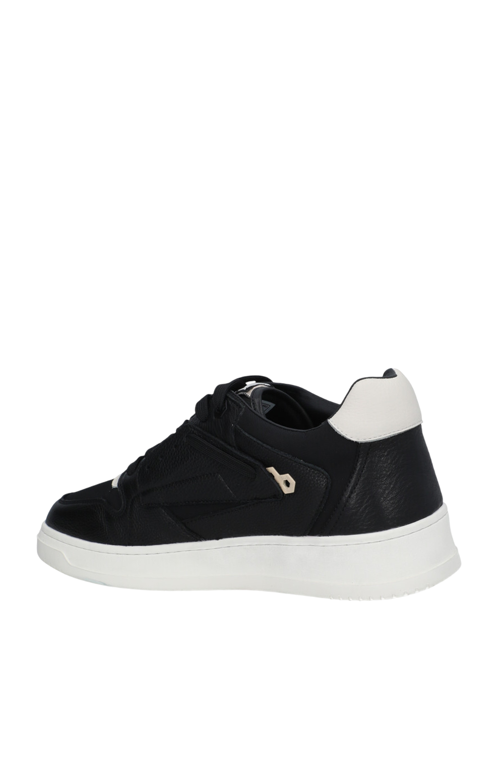 תמונה אחורית של סניקרס