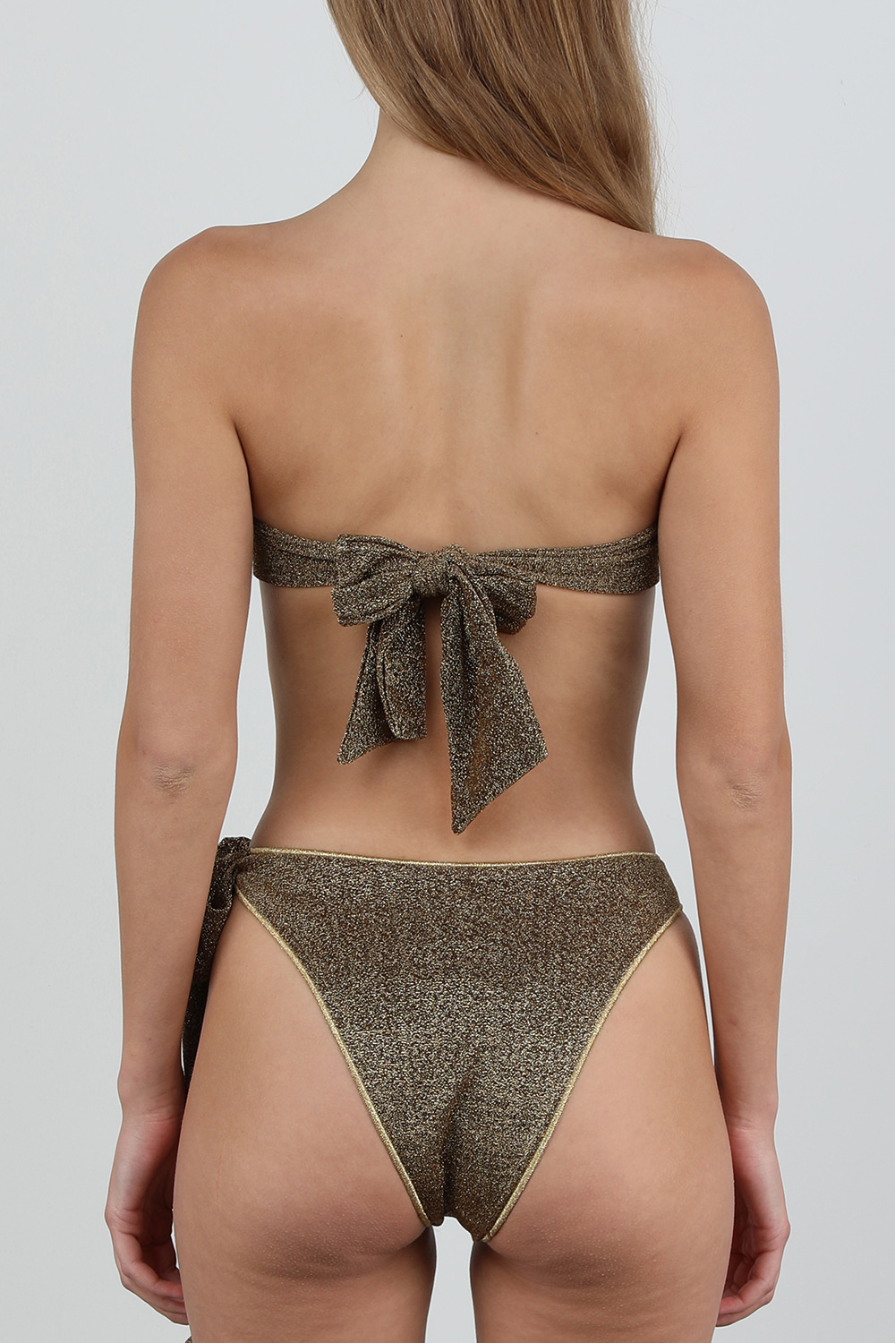 תמונת תקריב דוגמן של סט ביקיני סטרפלט מבד לורקס מנצנץ