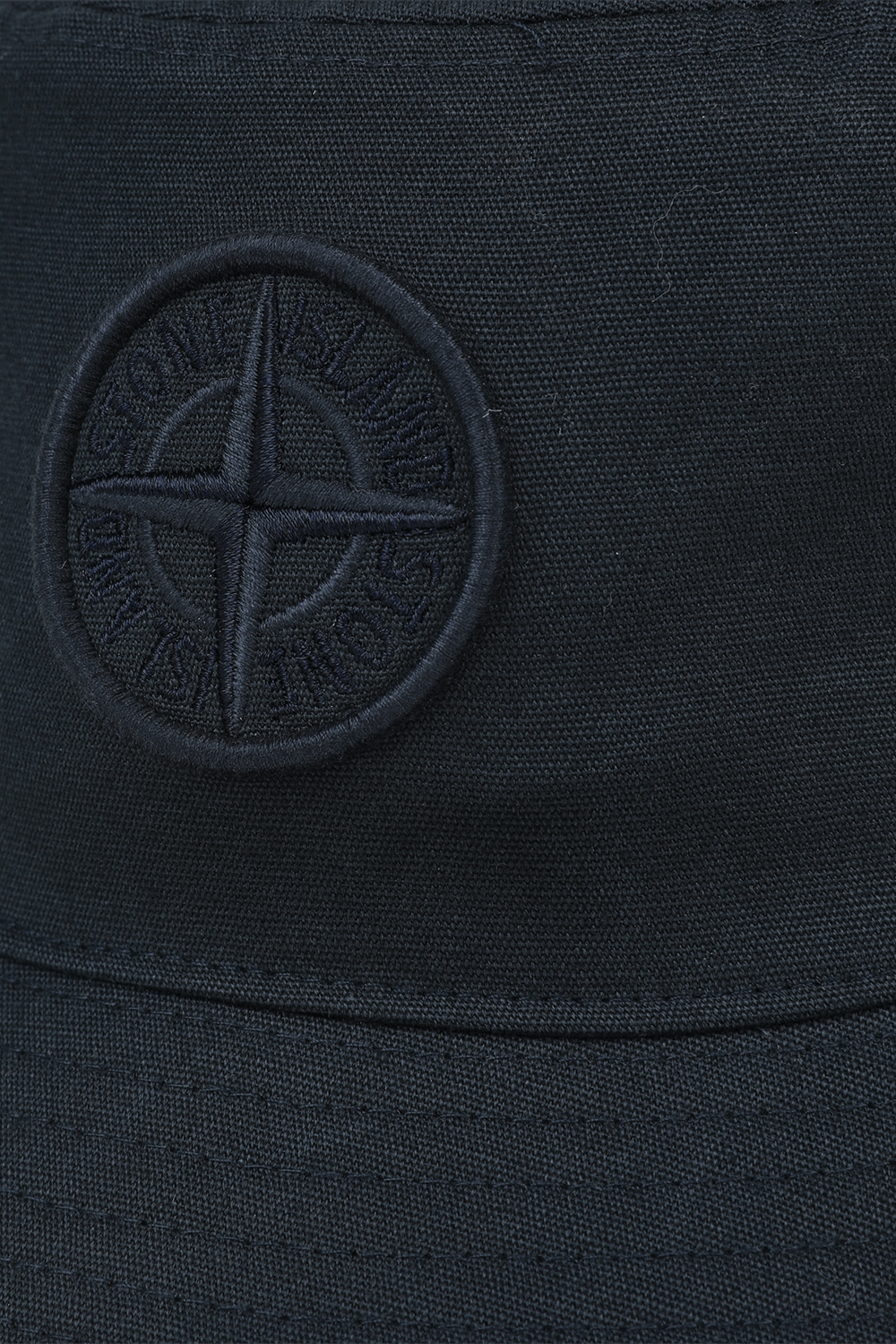 תמונת תקריב של כובע באקט עם רקמה 