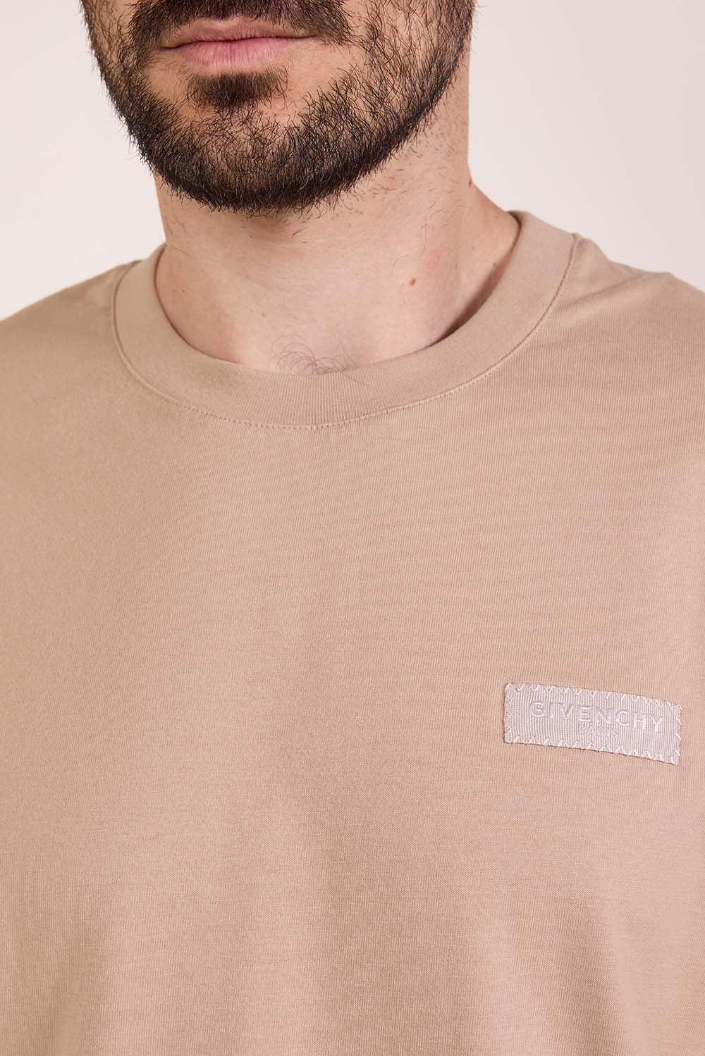 תמונת תקריב דוגמן של חולצת טי