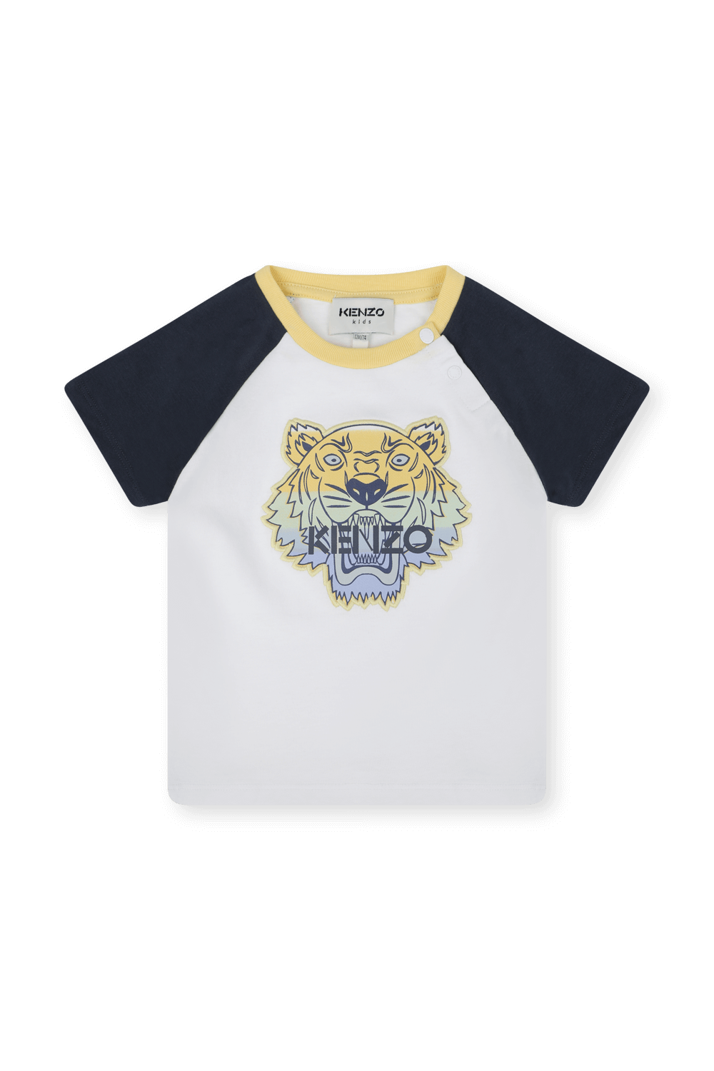 תמונה אחורית של סט מכנסיים וחולצה עם הדפס