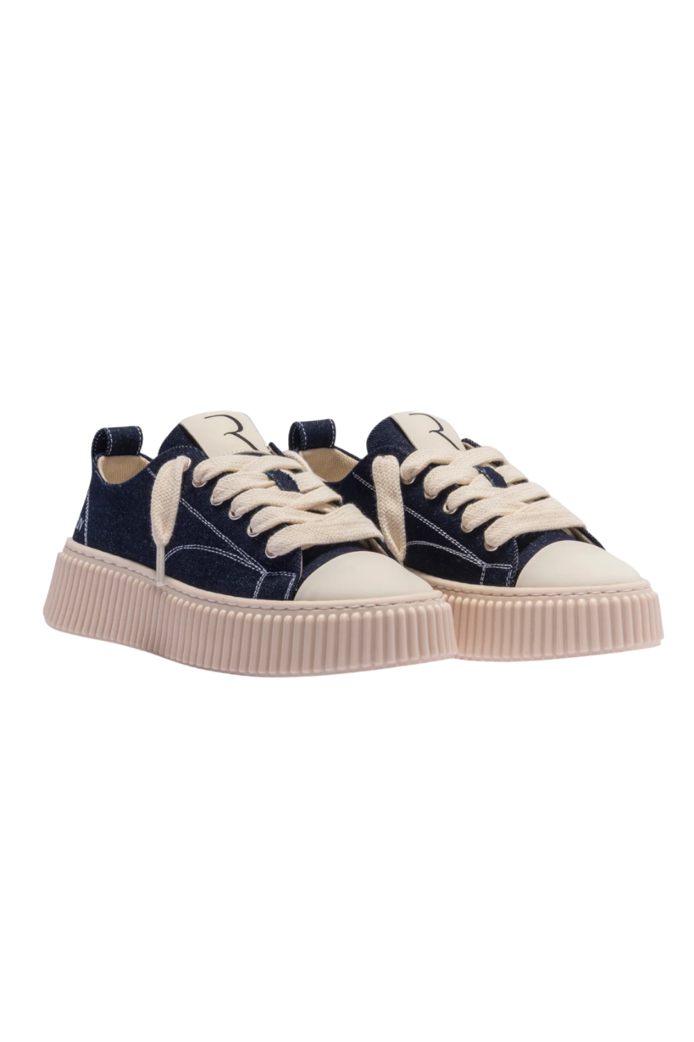 תמונת תקריב של נעלי סניקרס 2020