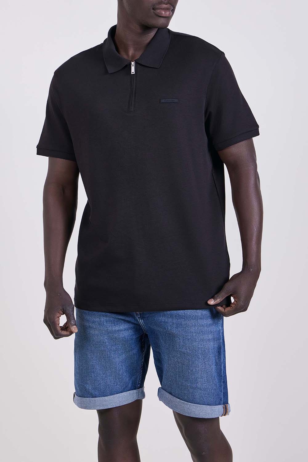 תמונת דוגמן קידמית של חולצת פולו חצי רוכסן