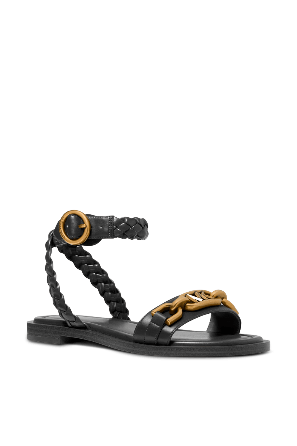 תמונת תקריב של סנדלי קיילי שטוחים עם אלמנט מונוגרמי מוזהב