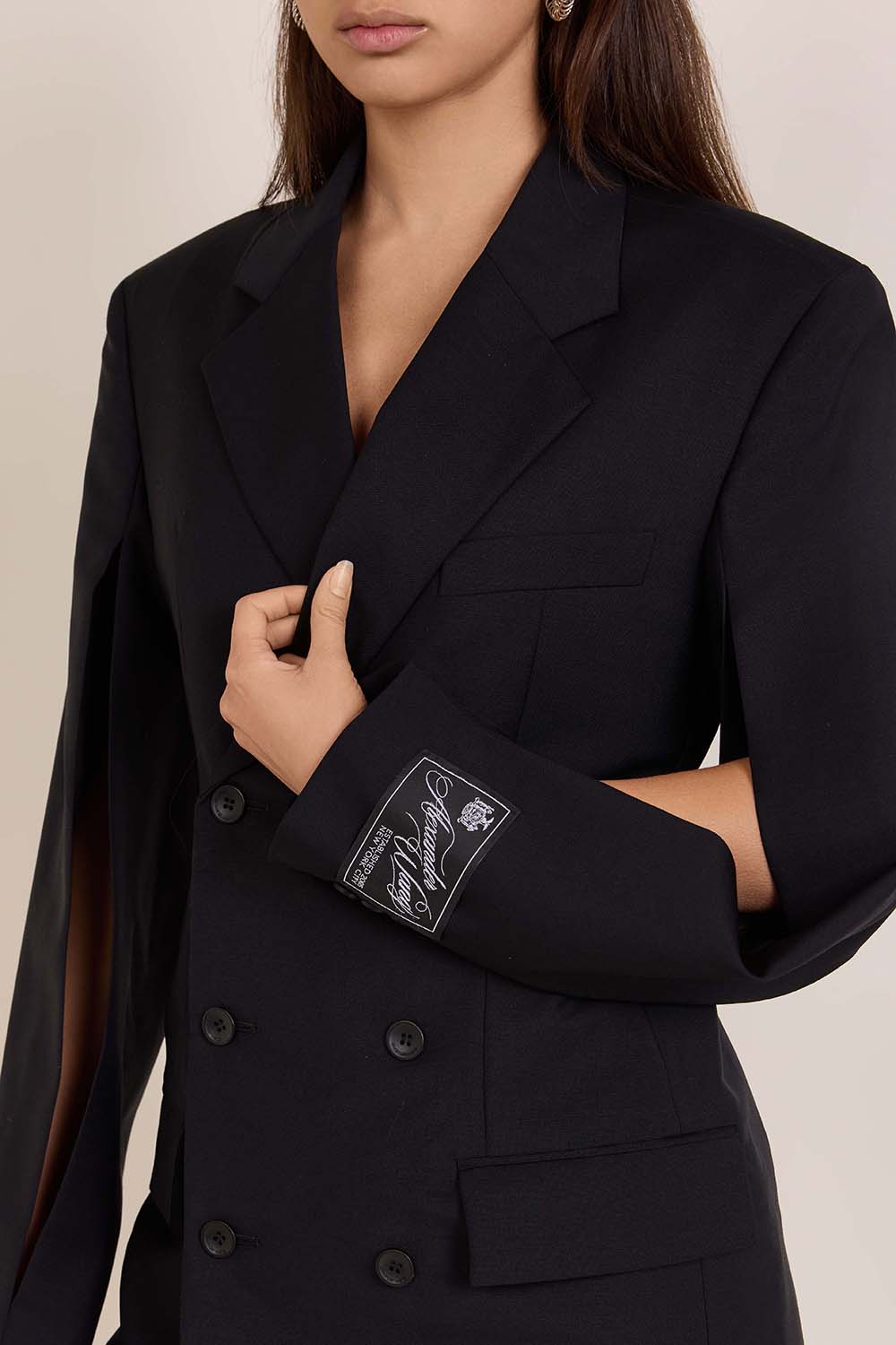 תמונת תקריב דוגמן של שמלת-ז'קט מחוייט