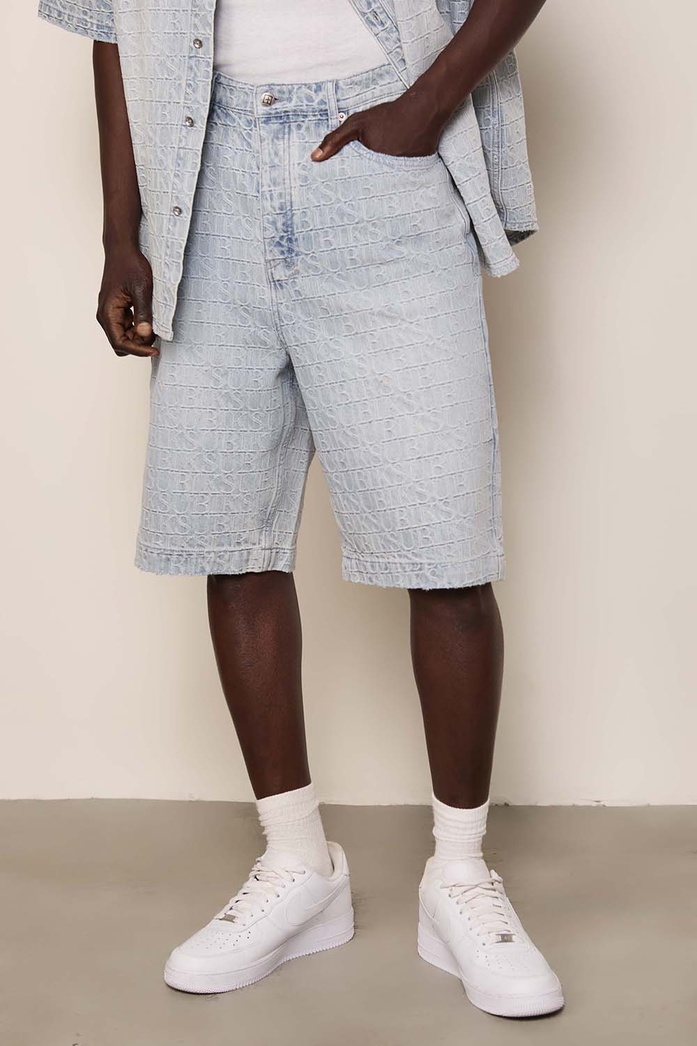 תמונת דוגמן קידמית של מכנסי ג'ינס קצרים אוברסייז