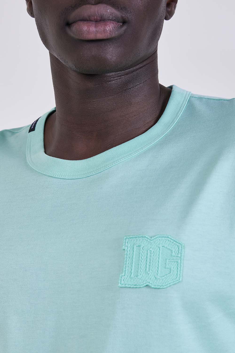 תמונת תקריב דוגמן של חולצת טי בגזרה ישרה