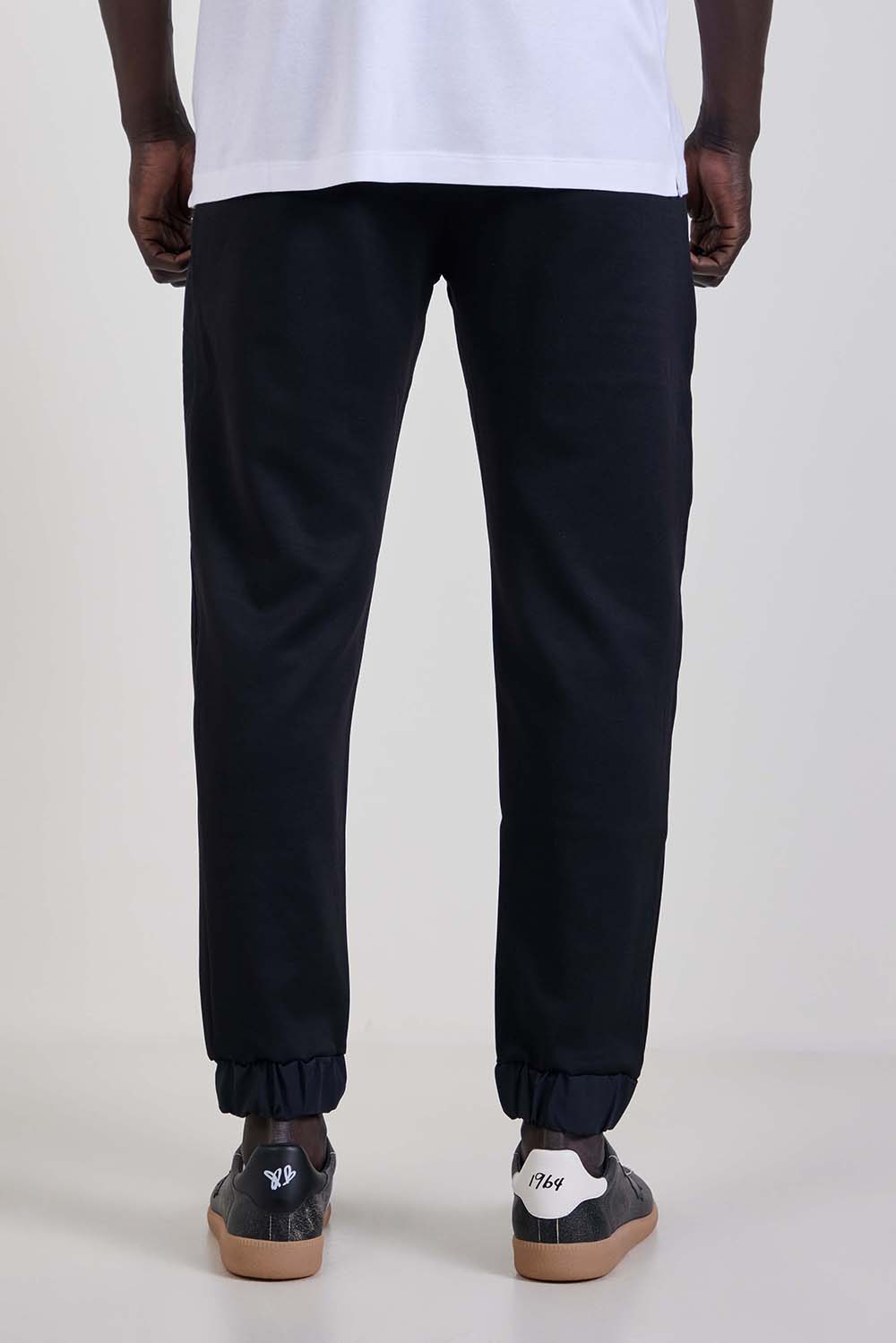 תמונת דוגמן אחורית של מכנסי ג'וגר ארוכים